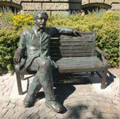 Bronzefigur Sonderanfertigung: Einstein mit Bank (Stadt Bern)
