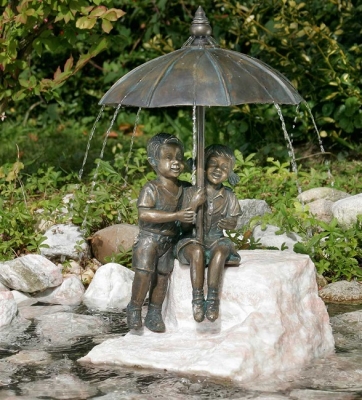 Rottenecker Bronzefigur Schirmprchen midi mit Rosario Findling, Junge rechts, wasserspeiend