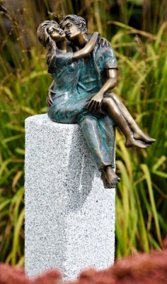 Rottenecker Bronzefigur Junges Glck mit Granitsule