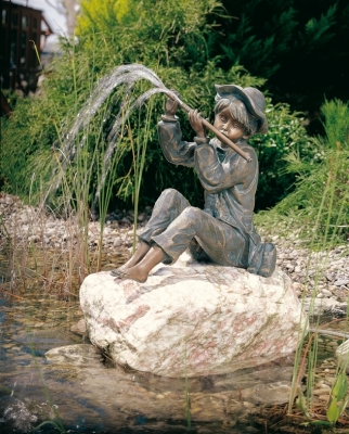 Rottenecker Bronzefigur Hans mit Rosario Stein, wasserspeiend