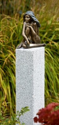 Rottenecker Bronzeskulptur Demi auf Granitsule