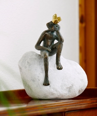 Rottenecker Bronzefigur Froschknig Frieder, klein mit Kiesel