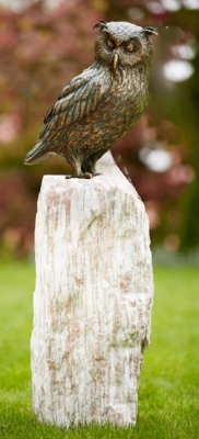 Rottenecker Bronzefigur Uhu, sitzend mit Rosario Findling