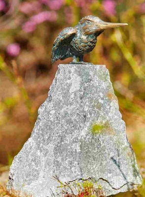 Rottenecker Bronzefigur Eisvogel, Flgel offen mit Granit Findling