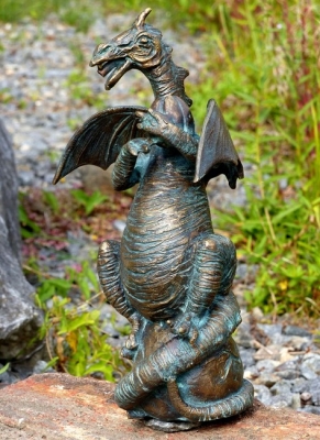Rottenecker Bronzefigur Drache mit Walnuss, wasserspeiend