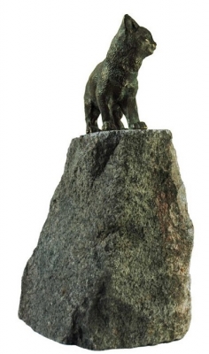 Rottenecker Bronzefigur junge Katze stehend mit Granit Findling