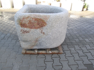 Granitbrunnen halbrund rustikal 98x91x76