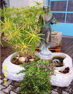 Rottenecker Bronzefigur Kassandra auf Granitbecken