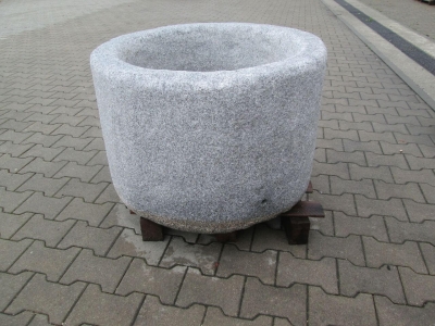 Granitbrunnen rund rustikal 79x55