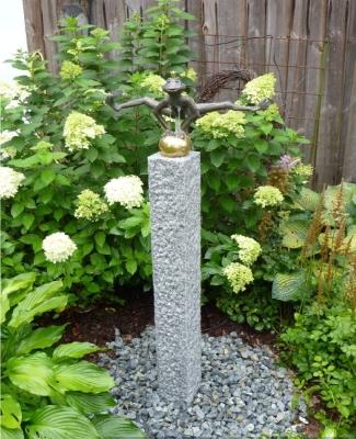 Rottenecker Bronzefigur Froschknig Dietmar auf Granitsule