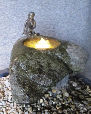 Rottenecker Bronzefigur Elonie auf Granit Findling