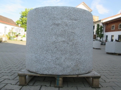 Granitbrunnen rund rustikal 90x72