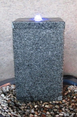 Quellstein - Granit dunkelgrau mit Rillen 35 x 35 x 70