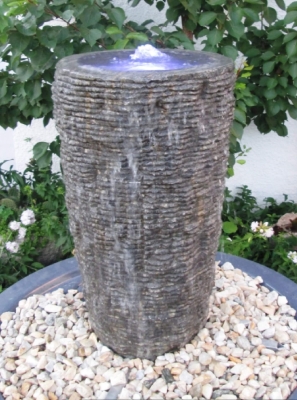 Quellstein - D�ner-Spie� Granit dunkelgrau mit Rillen 40 x 30 x 80