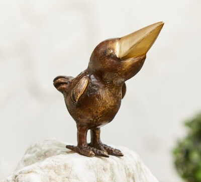 Rottenecker Bronzefigur Rabe lustig auf Rosario-Findling