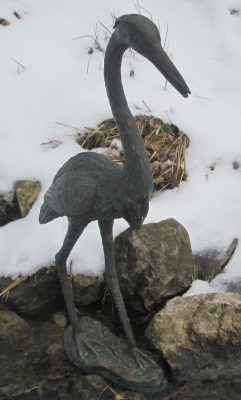 Rottenecker Bronzefigur Graureiher, schreitend, wasserspeiend