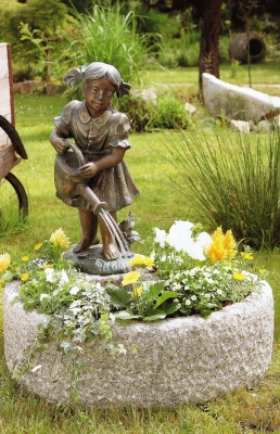 Rottenecker Bronzefigur Kleine Grtnerin, wasserspeiend