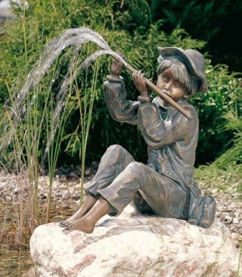 Rottenecker Bronzefigur Hans, wasserspeiend