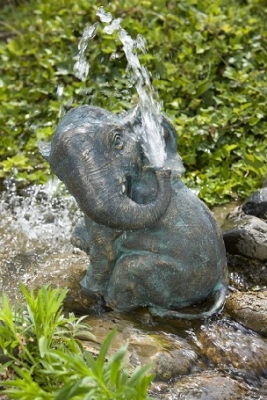Rottenecker Bronzefigur Akasha der kleine Elefant, wasserspeiend