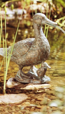 Rottenecker Bronzefigur Stockente mit Kken, wasserspeiend