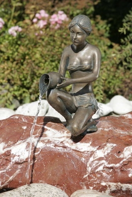 Rottenecker Bronzeskulptur Alessia mini, wasserspeiend