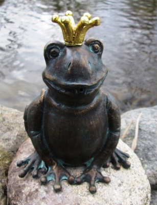 Rottenecker Bronzefigur Froschknig Ratomir, wasserspeiend