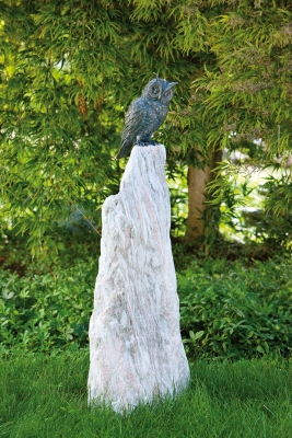 Rottenecker Bronzefigur Waldohreule auf Monolith-Granitsule