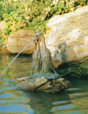 Rottenecker Bronzefigur Laufenten, wasserspeiend