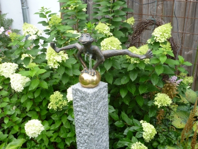 Rottenecker Bronzefigur Froschknig Dietmar, wasserspeiend