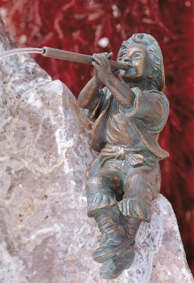 Rottenecker Bronzefigur Fabio, wasserspeiend