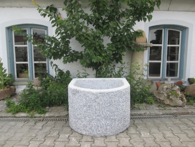 Granitbrunnen / Pflanztrog halbrund 70x60x50