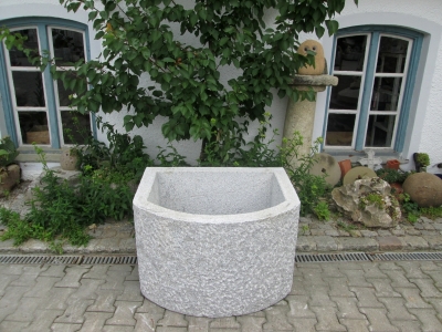 Granitbrunnen / Pflanztrog halbrund 90x70x60