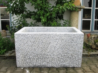 Granitbrunnen / Pflanztrog rechteckig vollkantig 120x75x65