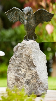 Rottenecker Bronzefigur Uhu, Flgel offen, auf Granit