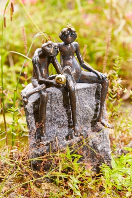 Rottenecker Bronzefigur Froschknigpaar auf Granit, wasserspeiend