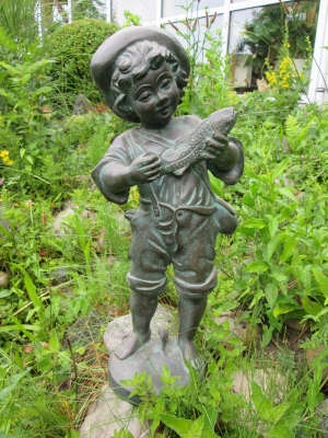 Rottenecker Bronzefigur Junge mit Fisch, wasserspeiend