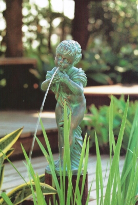 Rottenecker Bronzefigur Ksschen, wasserspeiend