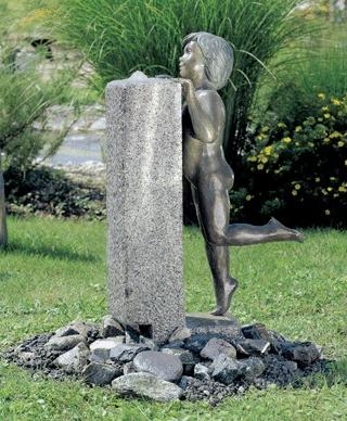 Rottenecker Bronzefigur Robin an der Granitwassersule, wasserspeiend