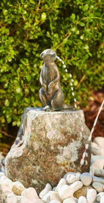 Rottenecker Bronzefigur Erdmnnchen mittel, wasserspeiend