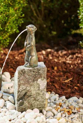 Rottenecker Bronzefigur Erdmnnchen gro, wasserspeiend auf Granit