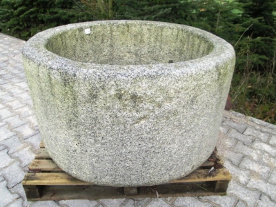 Granitbrunnen rund rustikal 121x68
