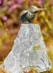 Rottenecker Bronzefigur Eisvogel, Flügel offen mit Granit Findling