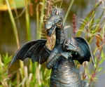 Rottenecker Bronzefigur Drache mit Walnuss, wasserspeiend