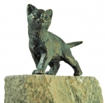 Rottenecker Bronzefigur junge Katze stehend mit Granit Findling