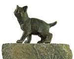 Rottenecker Bronzefigur junge Katze stehend mit Granit Findling