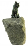 Rottenecker Bronzefigur junge Katze sitzend mit Granit Findling