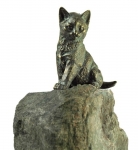 Rottenecker Bronzefigur junge Katze sitzend mit Granit Findling