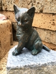 Rottenecker Bronzefigur junge Katze sitzend mit Granit Findling