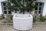 Granitbrunnen / Pflanztrog halbrund 130x100x75