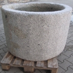 Granitbrunnen rund rustikal 108x69